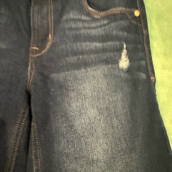 Women's Distressed 1822 Denim Shorts - Picture 3 of 10